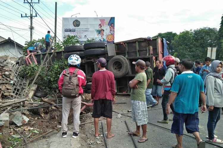 Sebuah truk menabrak mobil L-300 berpenumpang dan lima sepeda motor di jalan Raya Tegal-Purwokerto, Kabupaten Brebes, Jawa Tengah, Selasa (20/3/2018).