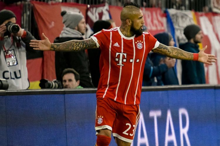 Arturo Vidal merayakan gol Bayern Muenchen ke gawang Hoffenheim pada pertandingan Bundesliga 1 di Allianz Arena, Sabtu (27/1/2018).