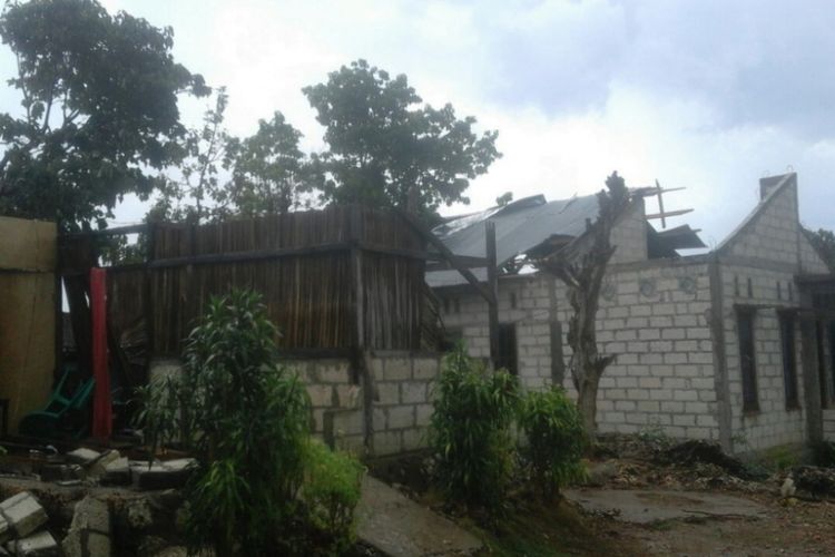 Rumah warga di Sikumana, Kota Kupang yang rusak kena puting beliung, Kamis (2/10/2017)