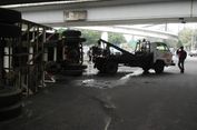 Truk Trailer Terguling di Tomang karena Belok Menikung
