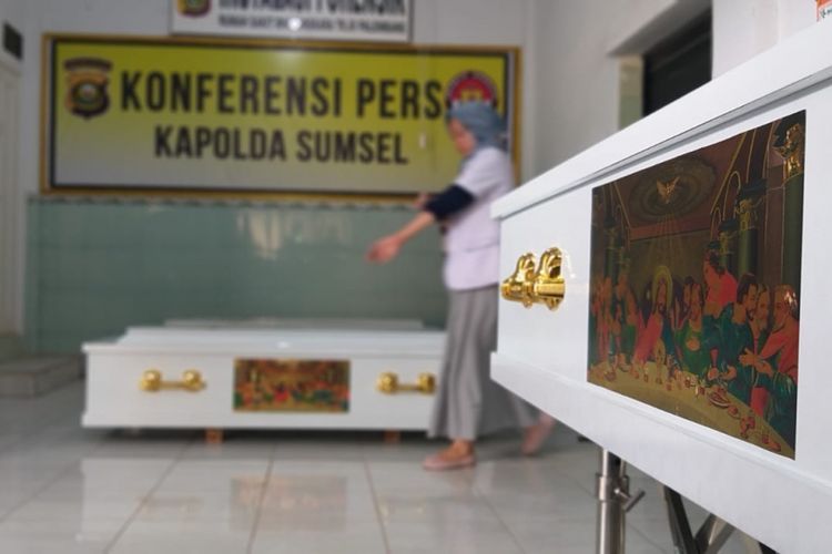 Empat peti jenazah yang merupakan keluarga Fransiskus Xaverius ketika berada di ruang kamar jenazah RS Bhayangkara Palembang. Empat jenazah tersebut sebelumnya dilakukan otopsi, lantaran diduga bunuh diri usai menembak kepala.