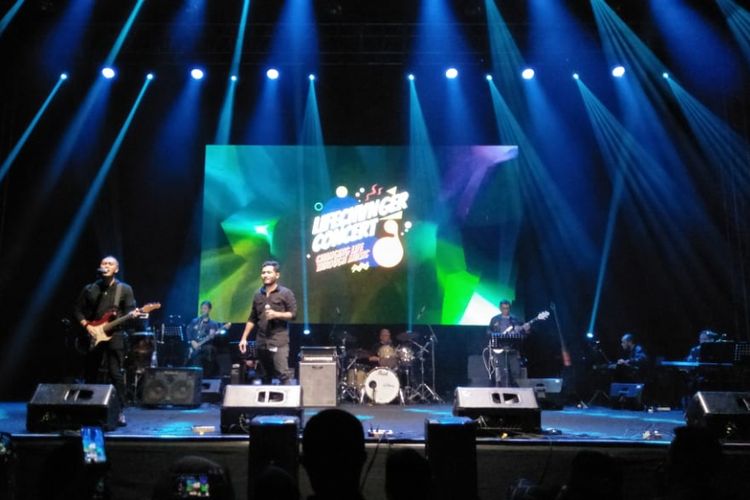 Dua personel Andra & The Backbone Andra Ramadhan dan Dedy Lisan tampil dalam Lifechanger Concert di Allianz Ecopark, Ancol, Jakarta Utara, Sabtu (9/3/2019). 