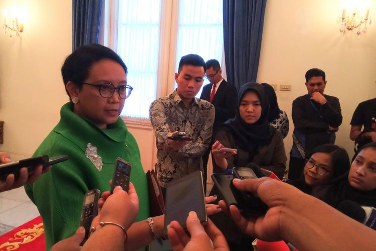 Menteri Luar Negeri RI Retno Marsudi mengatakan bahwa Pemerintah Indonesia menyesalkan kembali meningkatnya eskalasi krisis kemanusiaan yang terjadi di Rakhine State, Myanmar, Minggu (3/9/2017).
