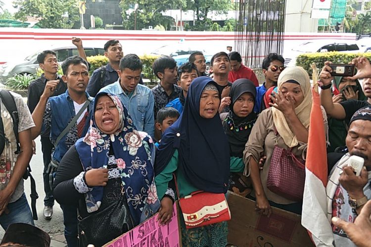 Warga Pulau Pari, Kepulauan Seribu, menangis terharu mengetahui adanya tindak malaadministrasi yang ditemukan Ombudsman dalam penerbitan sertifikat di Pulau Pari. Mereka menangis di depan kantor Ombudsman RI, Jalan HR Rasuna Said, Jakarta Selatan, Senin (9/4/2018).