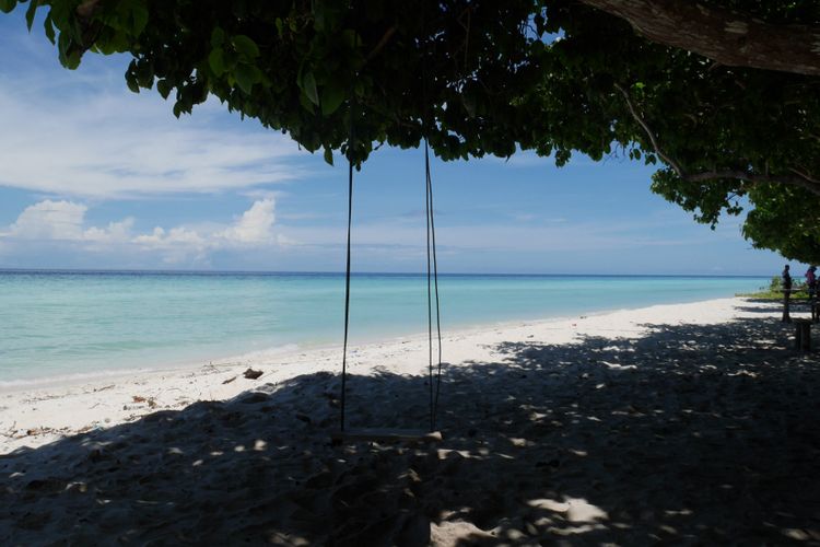 Tanjung Waka salah satu destinasi wisata di Pulau Sula, Kepulauan Sula, Maluku Utara, Jumat (13/4/2018). 