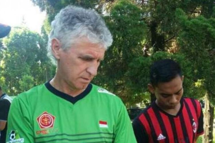 Pelatih anyar PS TNI, Ivan Kolev, mulai memimpin latihan timnya di Stadion Kartika, Cilodong, Depok, Senin (1/5/2017).