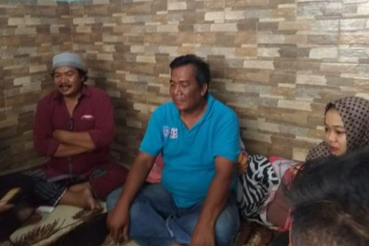 Muhammad Nur Rahman (tengah), ayah dari Rabagus Nurwito, salah satu korban kecelakaan pesawat Lion Air JT 610 di Bangkalan, Senin (29/10/2018). 