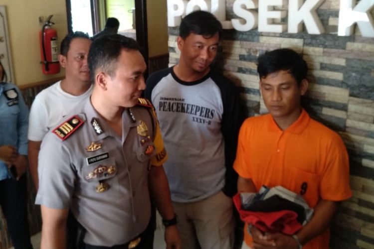 Tersangka JY (28) saat berada di Polsek Kertapati Palembang, Kamis (3/1/2019). Ia sebelumnya menyerahkan diri ke Polsek Sungai Liat, usai membunuh Ratanca (25) pelaku pemerkosaan terhadap istrinya.