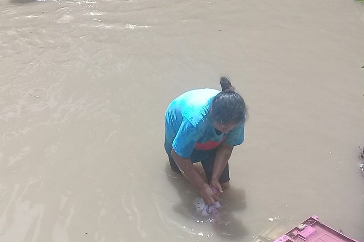 Kesulitan air bersih, warga korban banjir Dompu terpaksa mencuci pakaian di sungai yang keruh