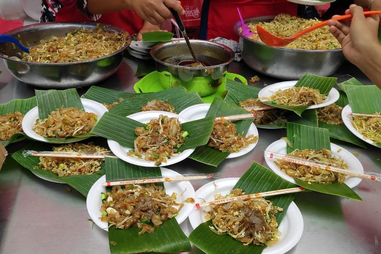 Pembagian 10.000 mie balap di Pucuk Coolinary Festiva