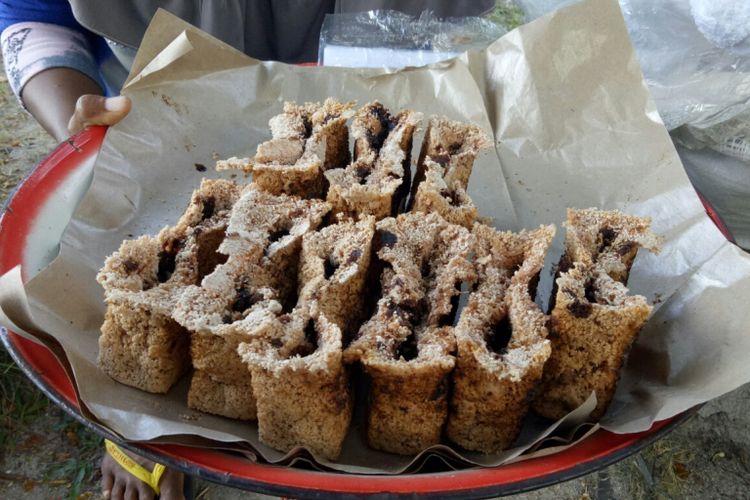 Kue sagu gula khas Maluku yang dijual di Ambon. 