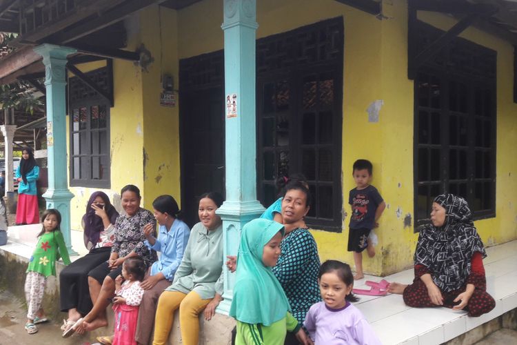 Tetangga dan kerabat menunggu kedatangan Siti Aisyah di kampung Rancasumur, Desa Sindangsari, Kabupaten Serang, Banten, Senin (11/3/2019).