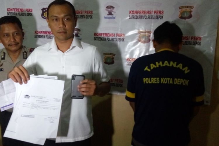 Kasat Reskrim Polresta Depok Komisaris Putu Kholis (kemeja putih) bersama dengan Galih Darma Dewangga (baju tahanan) saat berada di Mapolresta Depok, Senin (18/9/2017). Galih adalah pemilik Wedding Organizer Khalisha yang terlibat penipuan terhadap sejumlah calon pengantin di Depok.