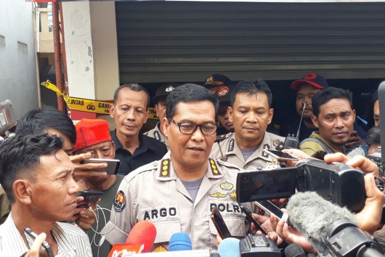 Kepala Bidang Humas Polda Metro Jaya Komisaris Besar Argo Yuwono kepada wartawan di lokasi kejadian tewasnya satu keluarga di Bekasi, Selasa (13/11/2018). 