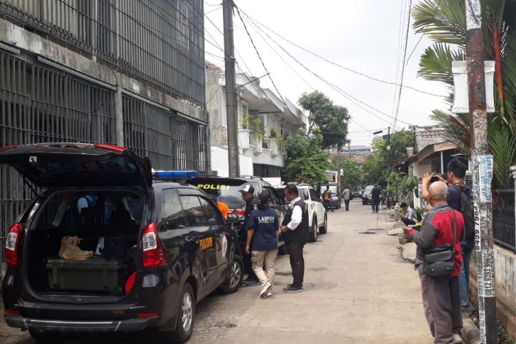 Suasana Rumah Ketua KPK (Komisi Pemberantasan Korupsi) Agus Rahardjo yang ditemukan benda mencurigakan menyerupai bom paralon, Perumahan Graha Indah, Jatiasih, Kota Bekasi, Rabu (9/1/2019).