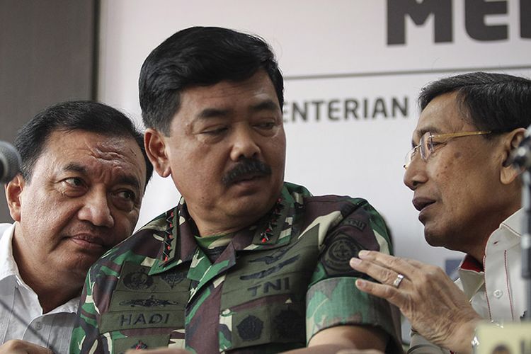 Menko Polhukam Wiranto (kanan) bersama Panglima TNI Marsekal TNI Hadi Tjahjanto (tengah) dan Kepala BIN Budi Gunawan (kiri) saat menyampaikan perkembangan pascakerusuhan di Jakarta dini hari tadi, di kantor Kemenko Polhukam, Jakarta, Rabu (22/5/2019). Menko Polhukam mengatakan Pemerintah sudah mengetahui dalang dari aksi kerusuhan yang terjadi setelah unjuk rasa di depan Bawaslu dan memastikan aparat keamanan akan menindak tegas secara hukum.