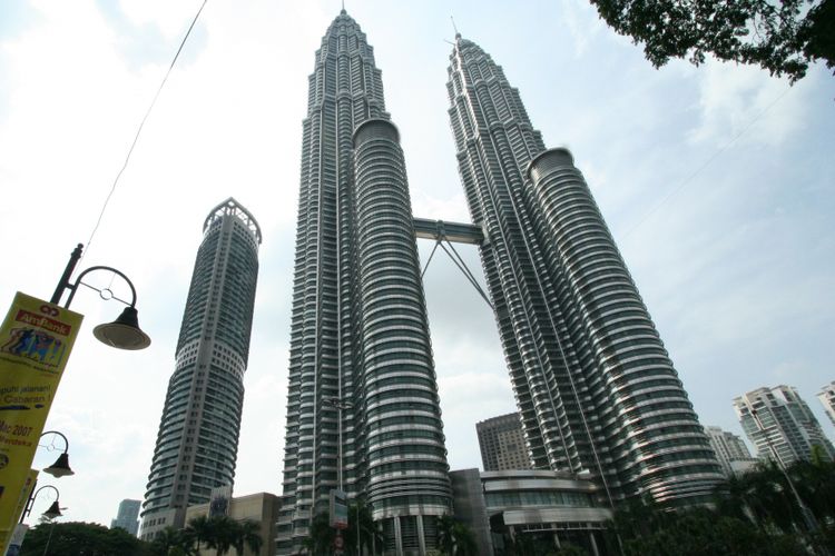 Menara Kembar Petronas di Kuala Lumpur, Malaysia, salah satu ikon di negara tersebut. 