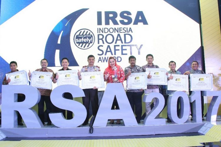 Pemerintah Kota Semarang menerima penghargaan IRSA atau Indonesia Road Safety Award 2017. Berpose di tengah, Wakil Wali Kota Semarang Hevearita Gunaryanti Rahayu.