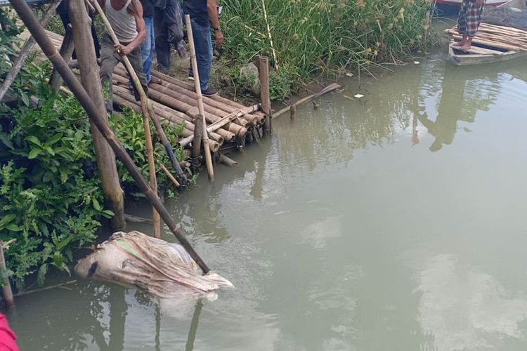 Jenazah dalam karung ditemukan di Muara Sungai Ciseukeut, Kecamatan Panimbang, Kabupaten Pandeglang, Banten, Rabu (10/4/2019.