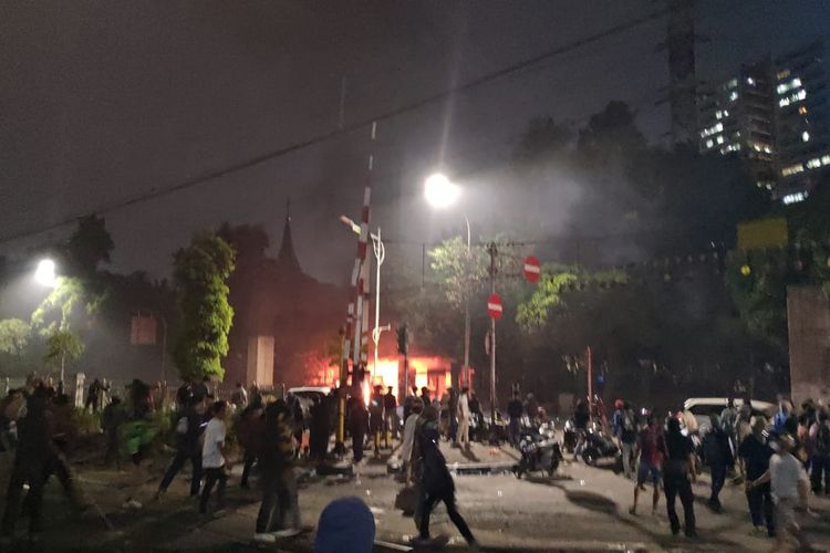 Pos Polisi Stasiun Palmerah dibakar massa pascademo mahasiswa tolak RKUHP di depan Gedung DPR/MPR, Jakarta Pusat, Selasa (24/9/2019) malam.