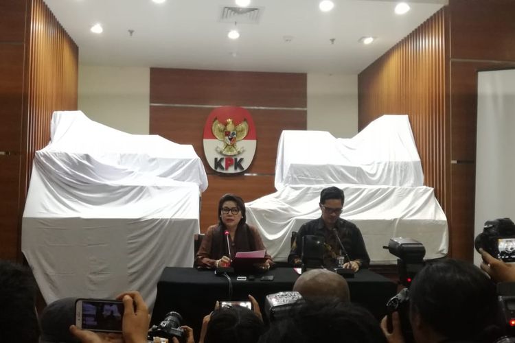 Wakil Ketua KPK Basaria Panjaitan dan Juru Bicara KPK Febri Diansyah, di Gedung KPK, Jakarta, Kamis (28/3/2019).