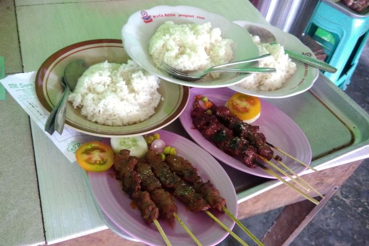 Sate kuda dengan nasi di Bantul, DI Yogyakarta.