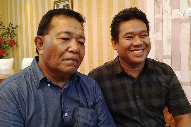 Bupati Madina Dahlan Hasan Nasution (kiri) bersama Juru Bicara TKD Sumut Sutrisno Pangaribuan di rumah dinas bupati, Senin (22/4/2019)