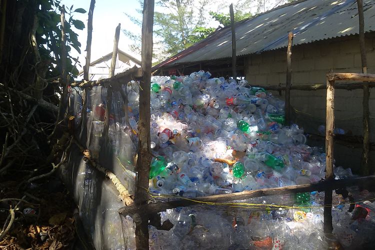 Lumbung sampah plastik yang dikumpulkan dari Pantai Pukan, Bangka, Minggu (16/6/2019).