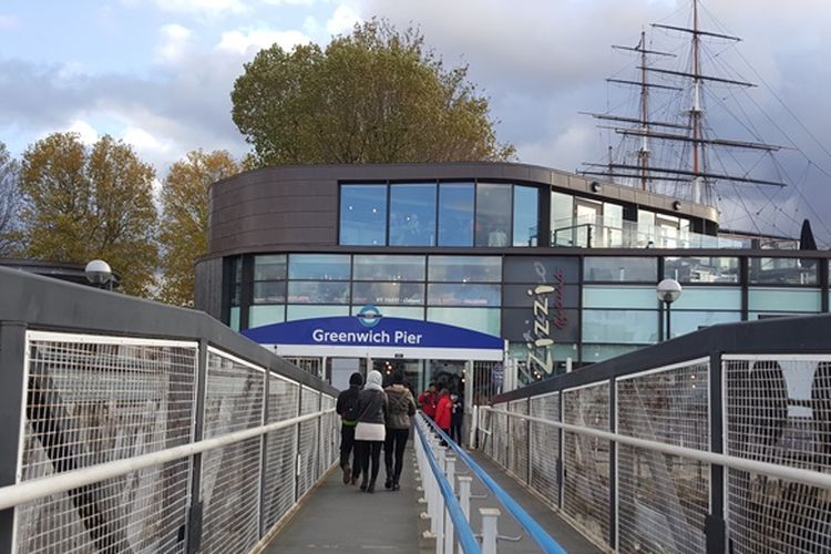 Greenwich Pier, pintu masuk ke Greenwich, London, untuk para pengunjung yang datang dengan cruise tour dari Westminster Pier dan St Katharine Pier. Tiang layar Cutty Sark terlihat menjulang di balik dermaga ini.