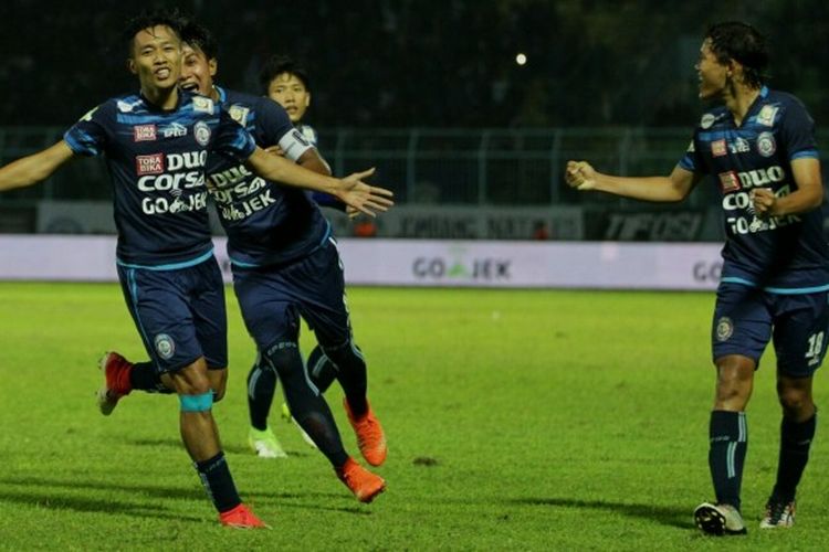 Selebrasi winger Arema FC, Dendi Santoso, selepas mencetak gol ke gawang Sriwijaya FC pada laga pekan ke-13 Liga 1 di Stadion Gajayana, Malang, Jumat (7/7/2017).