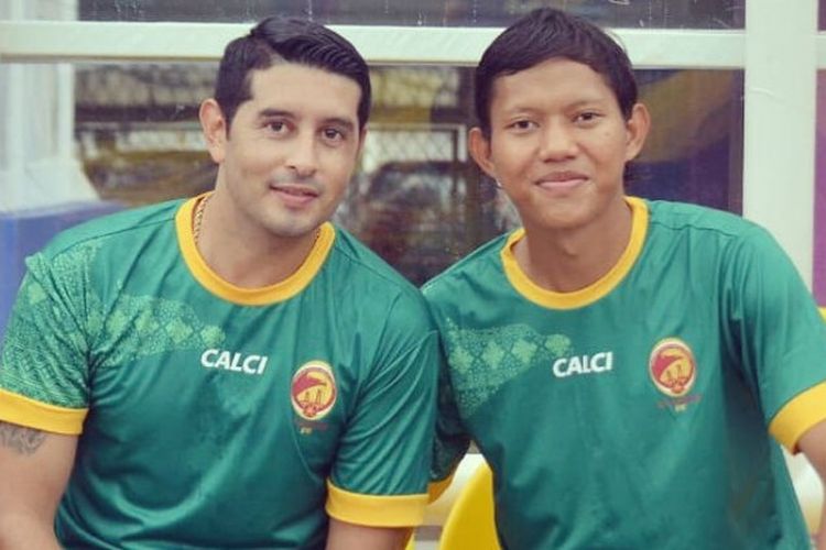 Esteban Vizcarra dan Adam Alis saat laga uji coba Sriwijaya FC di Stadion Bumi Sriwijaya, Palembang
