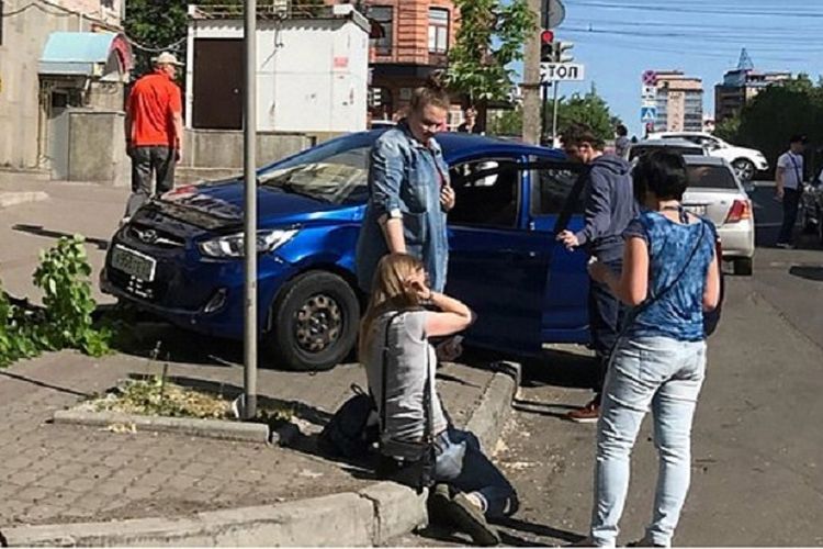 Warga kota Khabarovsk mencoba menolong seorang perempuan yang ditabrak suaminya dengan menggunakan mobil karena meminta cerai.