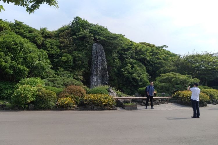 Gwangjang Waterfall menjadi salah satu spot berfoto favorit pengunjung Jeju Folk Village. Foto diambil 30 Mei 2017.