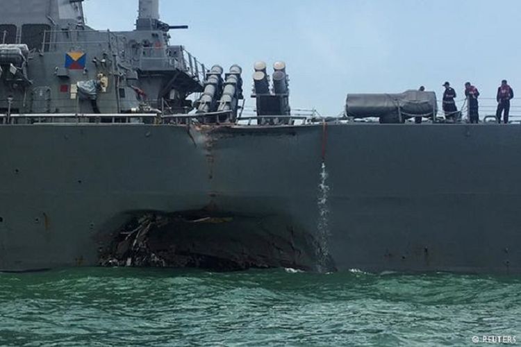 Lubang di lambung kiri kapal perusak AS, USS John S McCain setelah ditabrak kapal tanker berbendera Nigeria.
