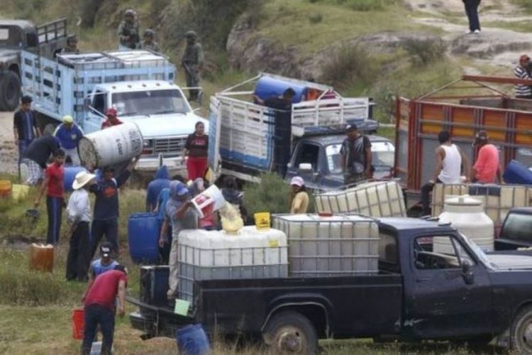 Kegiatan di sekitar pipa minyak di Meksiko. (BBC)