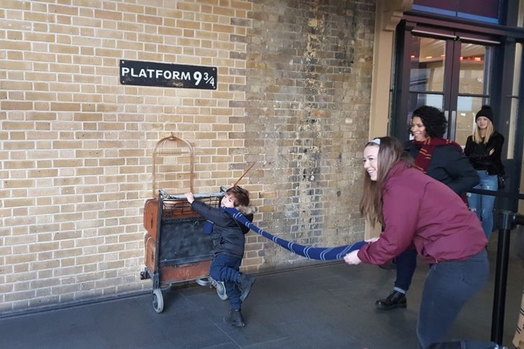 Platform 9 3/4 di Kings Cross Station, London, adalah tempat yang wajib dikunjungi oleh penggemar Harry Potter. Siapa saja bisa berfoto gratis di platform yang dalam cerita JK Rowling dipakai oleh para murid untuk pergi ke Sekolah Sihir Hogwarts.