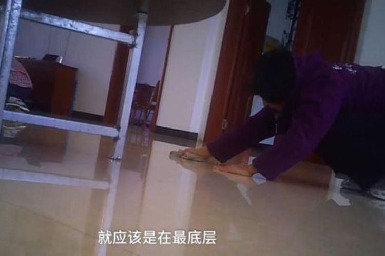 Salah satu gambar dalam video yang memperlihatkan seorang siswa sekolah moralitas perempuan di China
