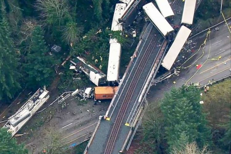 Gambar udara menangkap gerbong kereta yang jatuh dari jembatan, di negara bagian Washington, Amerika Serikat, Senin (18/12/2017). (ABC News).