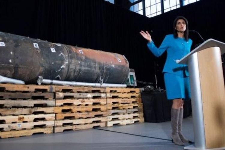 Duta Besar AS untuk PBB, Nikki Haley, memperlihatkan sisa-sisa rudal yang ditembakkan ke arah Riyadh, November lalu. (AFP via BBC)