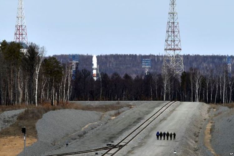 Roket Soyuz milik Rusia yang membawa satelit, berdiri di atas peluncur di Cosmopolitan Vostochny di dekat Uglegorsk, di Siberia timur, di wilayah Amur, Rusia, pada 27 April 2016. (AP via VOA)