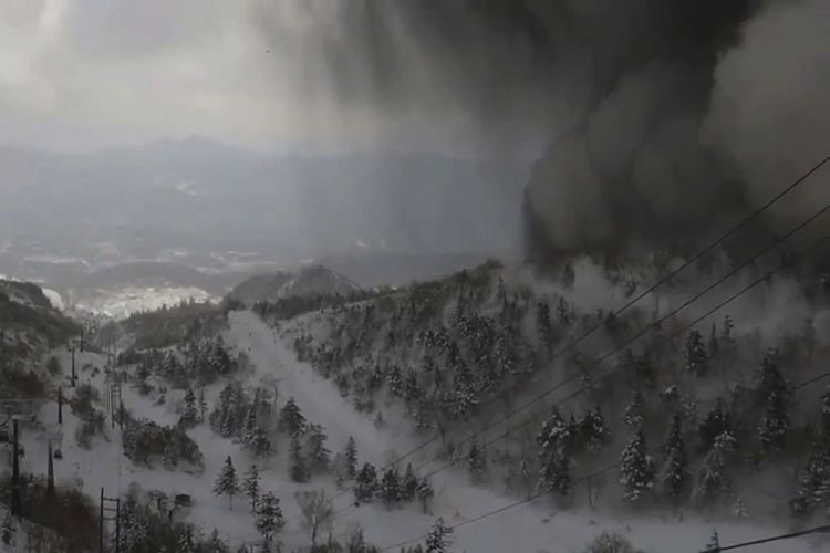 Foto yang diambil dari kamera di gondola di gunung Shirane kota Kusatsu, Gunma, Jepang, Selasa (23/1/2018), menunjukkan asap hitam tebal yang bergerak menuruni gunung setelah terjadinya letusan.