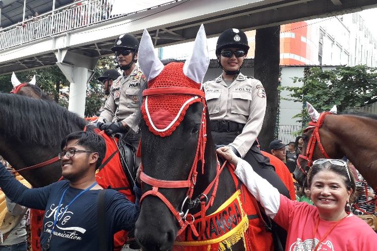 Kuda Polsatwa jadi sasaran pengunjung Karnaval Cap Go Meh Glodok, Jakarta Barat pada Minggu (4/3/2018) untuk berfoto bersama.