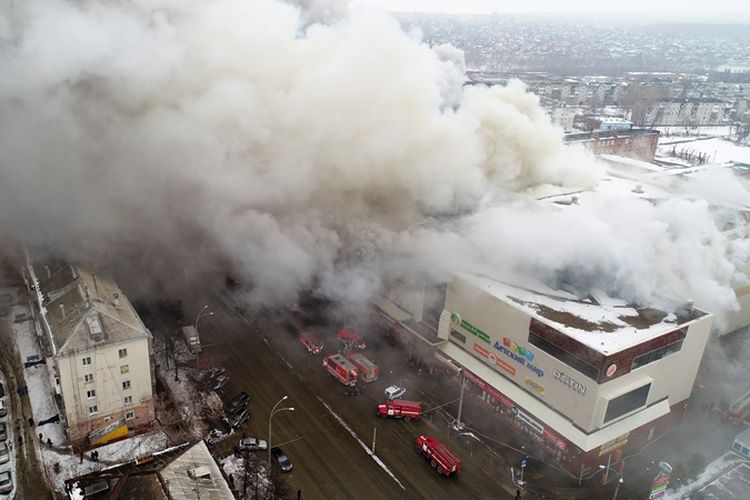 Kebakaran melanda sebuah mal di Kemerovo, Rusia, Minggu (25/3/2018). (Russian Ministry for Emergency Situations via AP)