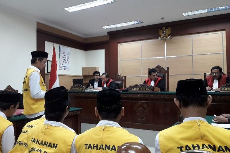 Komarudin, Ketua RT di Kampung Kadu, Kelurahan Sukamulya, Kecamatan Cikupa, Kabupaten Tangerang membacakan surat pembelaan pada sidang pledoi Selasa (3/4/2018). 