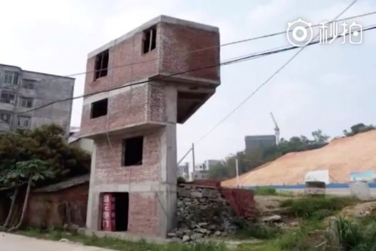 Pihak berwenang di XInyi, provinsi Guangdong, China, tidak terkesan dengan desain rumah yang unik itu dan memilih untuk membongkarnya. (Sina via South China Morning Post).