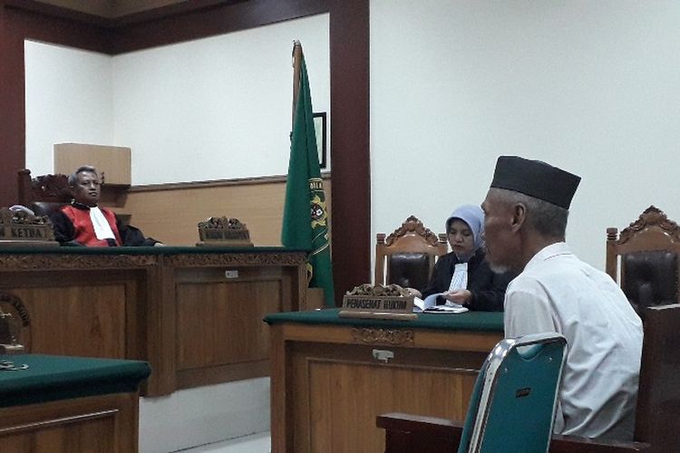 Terdakwa Muhtar Effendi alias Pendi (60) menjalani sidang perdana kasus pembunuhan istri dan kedua anak tirinya di Pengadilan Negeri Tangerang pada Rabu (9/5/2018).