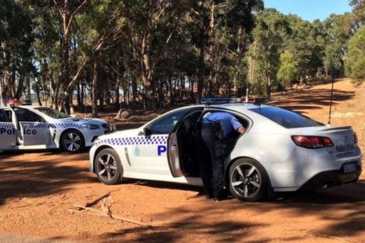 Mobil polisi tiba untuk mengusut kasus kematian 7 orang di Australia Bagian Barat