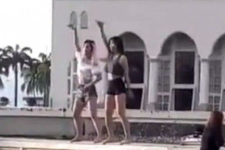 Tangkapan layar video saat kedua turis perempuan berbusana minim berjoget di depan masjid Kota Kinabalu.