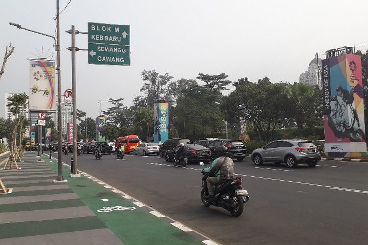 Kondisi jalur pejalana kaki dan sepeda di Jalan Asia Afrika, Jakarta Pusat pada Rabu (1/7/2018).