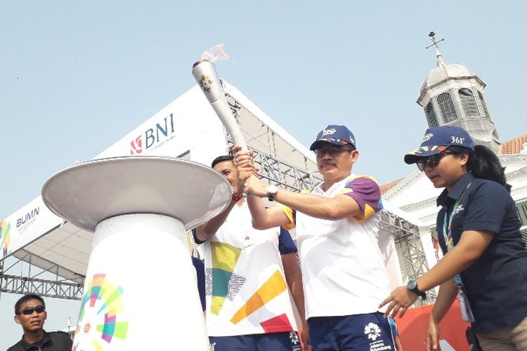 Wakil Wali Kota Jakarta Barat M. Zen menerima obor torch relay Asian Games 2018 di Taman Fatahillah, Kota Tua pada Kamis (16/8/2018).